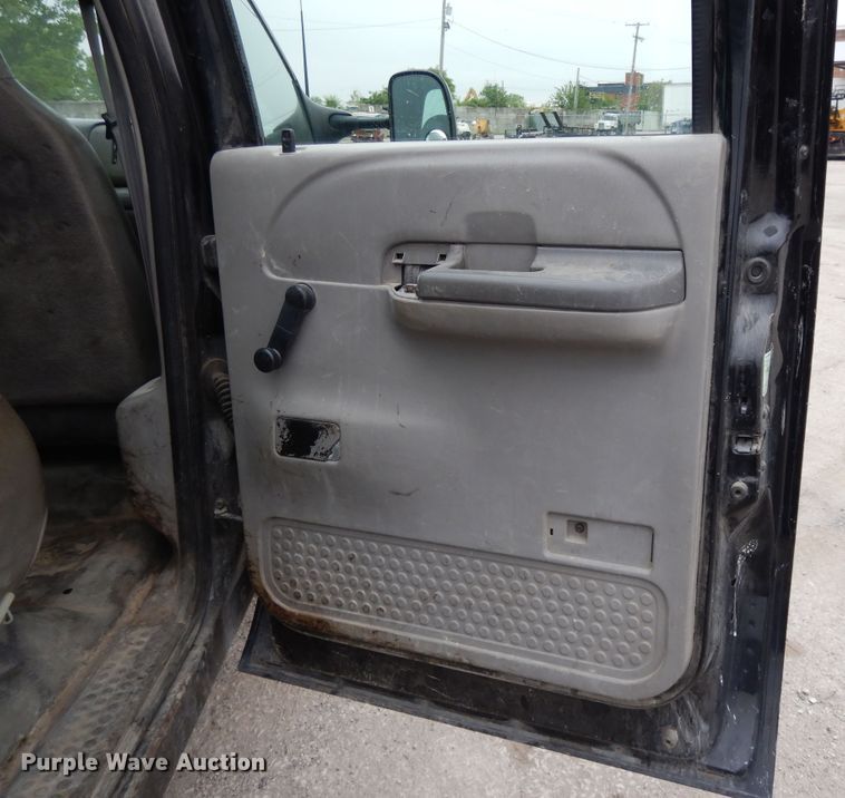 image for item DE5747 1999 Ford F350 Super Duty  Crew Cab pickup truck cab and chassis