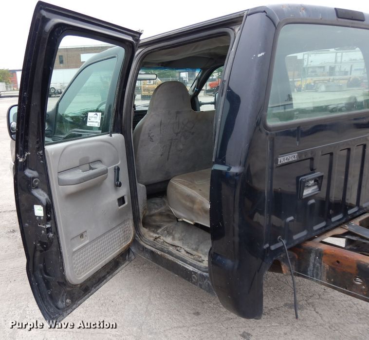 image for item DE5747 1999 Ford F350 Super Duty  Crew Cab pickup truck cab and chassis