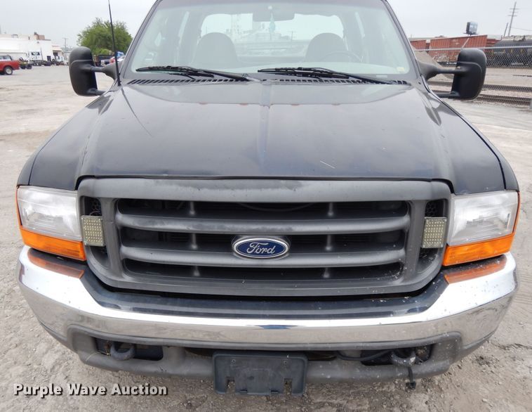 image for item DE5747 1999 Ford F350 Super Duty  Crew Cab pickup truck cab and chassis