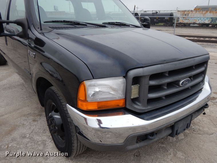 image for item DE5747 1999 Ford F350 Super Duty  Crew Cab pickup truck cab and chassis