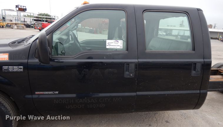 image for item DE5747 1999 Ford F350 Super Duty  Crew Cab pickup truck cab and chassis