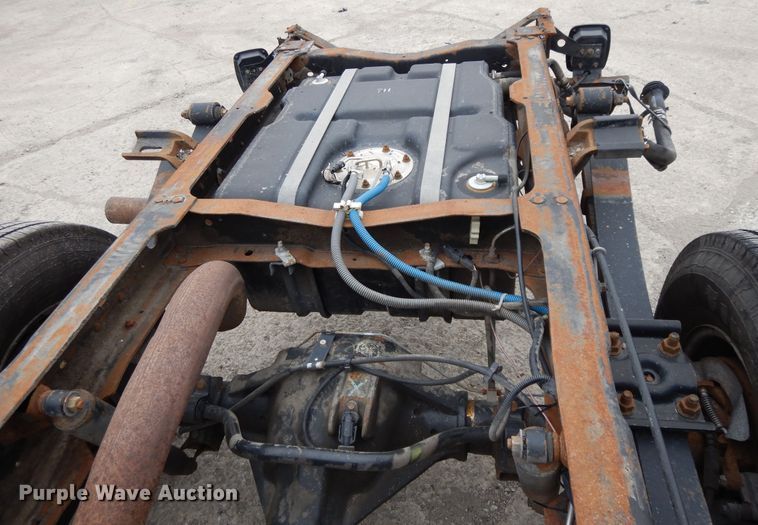 image for item DE5747 1999 Ford F350 Super Duty  Crew Cab pickup truck cab and chassis