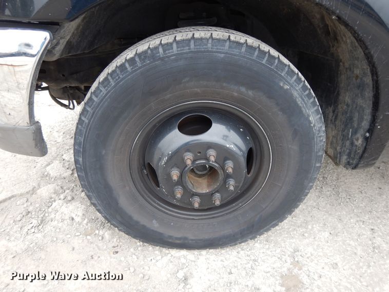 image for item DE5747 1999 Ford F350 Super Duty  Crew Cab pickup truck cab and chassis