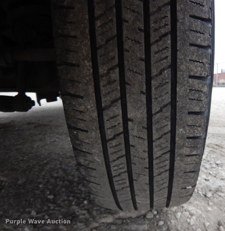 image for item DE5747 1999 Ford F350 Super Duty  Crew Cab pickup truck cab and chassis