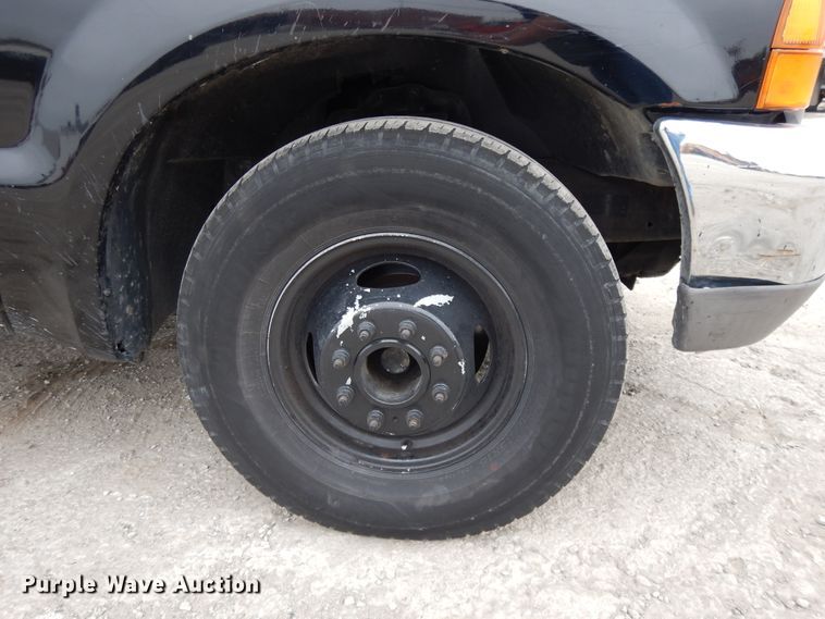 image for item DE5747 1999 Ford F350 Super Duty  Crew Cab pickup truck cab and chassis