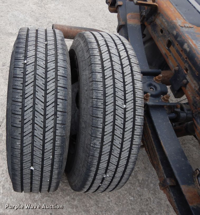 image for item DE5747 1999 Ford F350 Super Duty  Crew Cab pickup truck cab and chassis