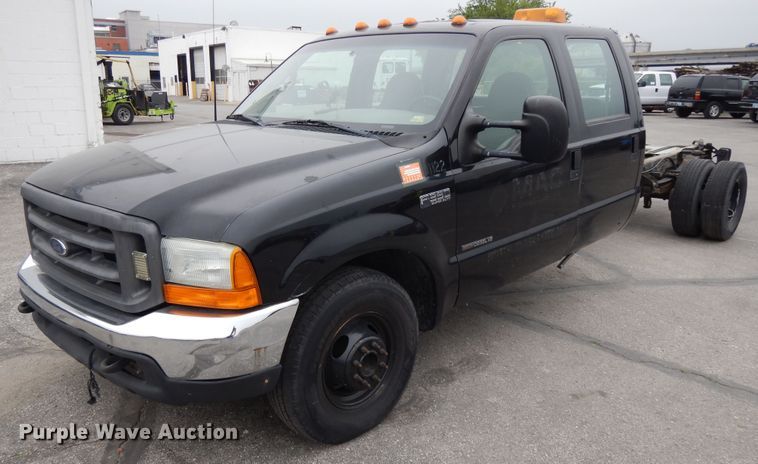 image for item DE5749 2000 Ford F350 Super Duty  Crew Cab pickup truck cab and chassis