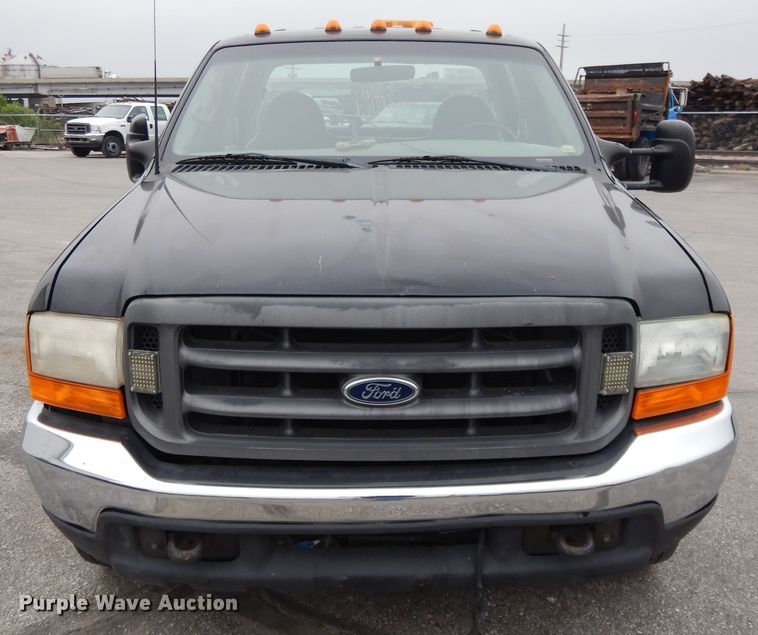 image for item DE5749 2000 Ford F350 Super Duty  Crew Cab pickup truck cab and chassis