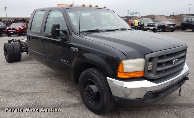 image for item DE5749 2000 Ford F350 Super Duty  Crew Cab pickup truck cab and chassis