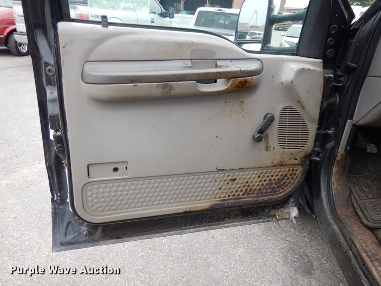 image for item DE5749 2000 Ford F350 Super Duty  Crew Cab pickup truck cab and chassis