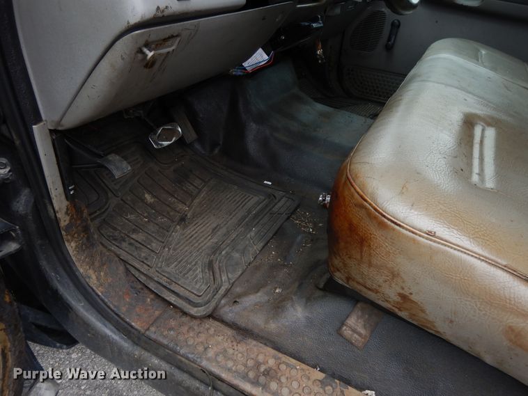 image for item DE5749 2000 Ford F350 Super Duty  Crew Cab pickup truck cab and chassis