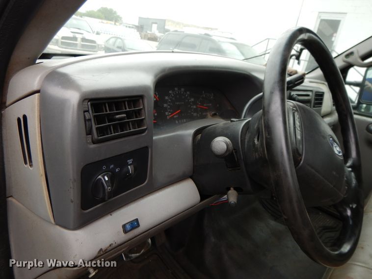 image for item DE5749 2000 Ford F350 Super Duty  Crew Cab pickup truck cab and chassis