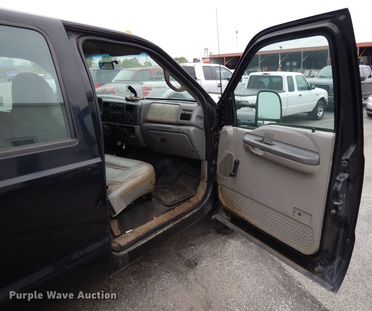 image for item DE5749 2000 Ford F350 Super Duty  Crew Cab pickup truck cab and chassis