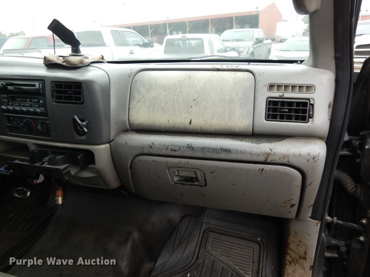 image for item DE5749 2000 Ford F350 Super Duty  Crew Cab pickup truck cab and chassis