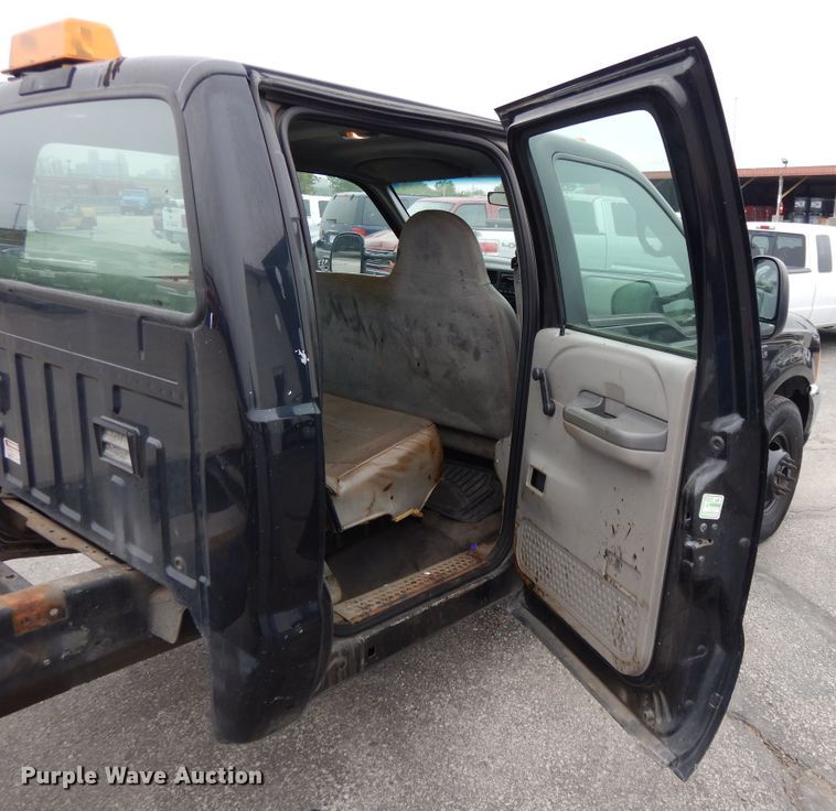 image for item DE5749 2000 Ford F350 Super Duty  Crew Cab pickup truck cab and chassis