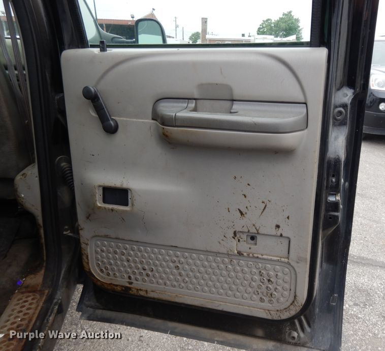 image for item DE5749 2000 Ford F350 Super Duty  Crew Cab pickup truck cab and chassis