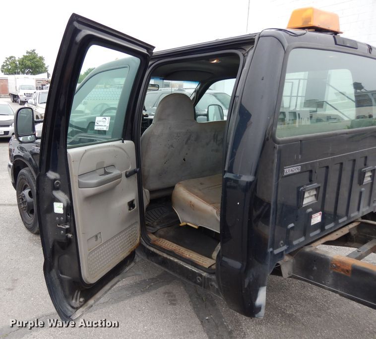 image for item DE5749 2000 Ford F350 Super Duty  Crew Cab pickup truck cab and chassis