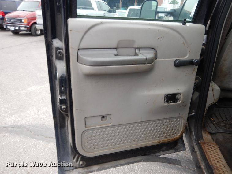 image for item DE5749 2000 Ford F350 Super Duty  Crew Cab pickup truck cab and chassis