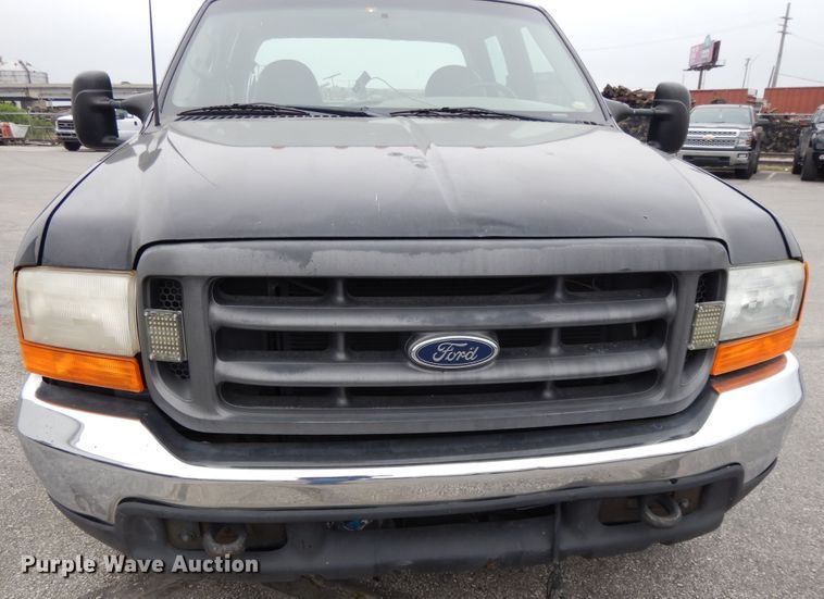 image for item DE5749 2000 Ford F350 Super Duty  Crew Cab pickup truck cab and chassis