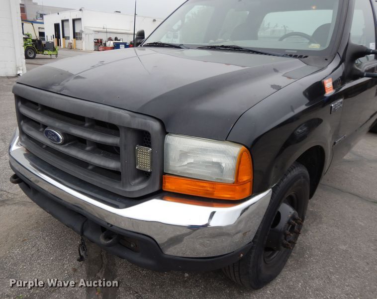 image for item DE5749 2000 Ford F350 Super Duty  Crew Cab pickup truck cab and chassis