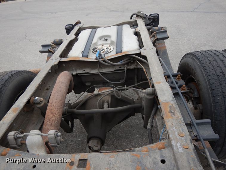 image for item DE5749 2000 Ford F350 Super Duty  Crew Cab pickup truck cab and chassis