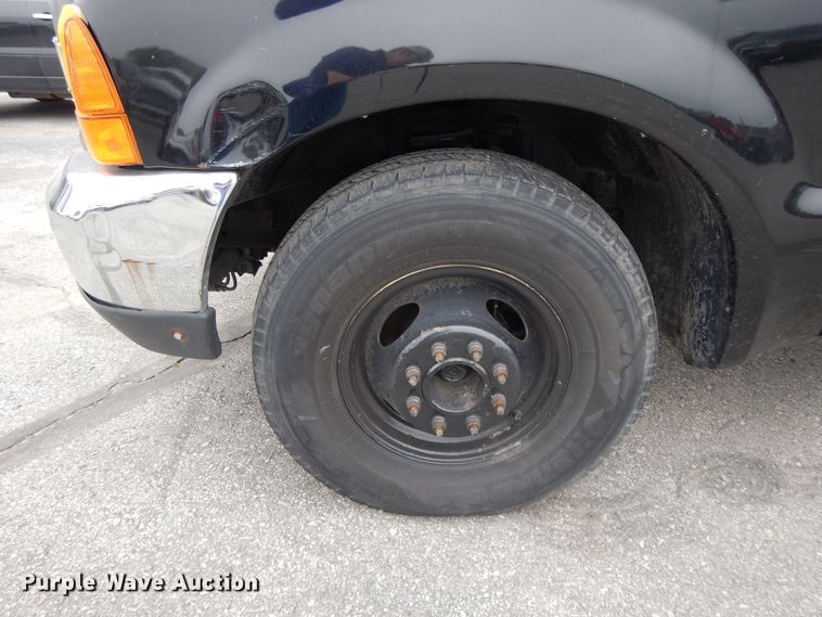 image for item DE5749 2000 Ford F350 Super Duty  Crew Cab pickup truck cab and chassis