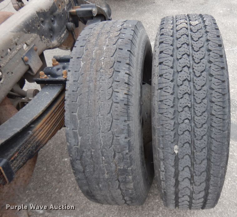 image for item DE5749 2000 Ford F350 Super Duty  Crew Cab pickup truck cab and chassis