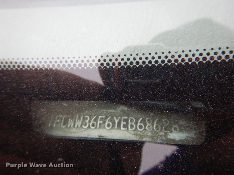 image for item DE5749 2000 Ford F350 Super Duty  Crew Cab pickup truck cab and chassis