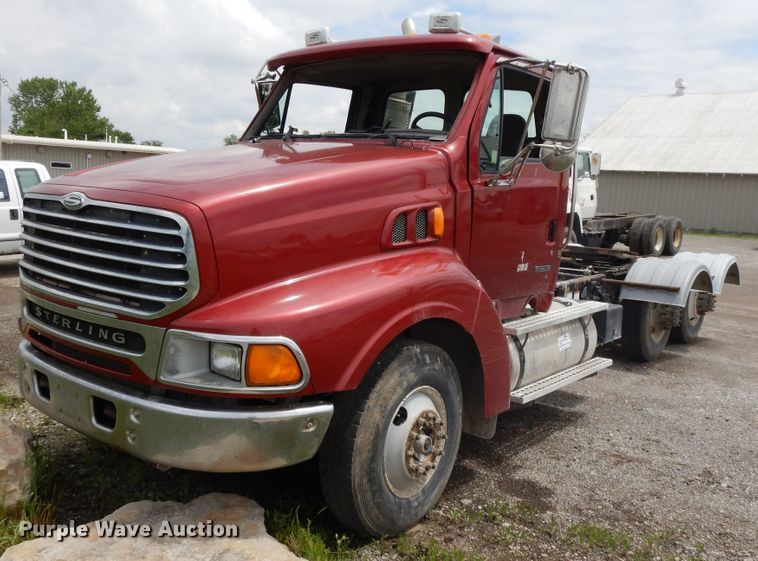 image for item DE5792 2002 Sterling L-Line  semi truck