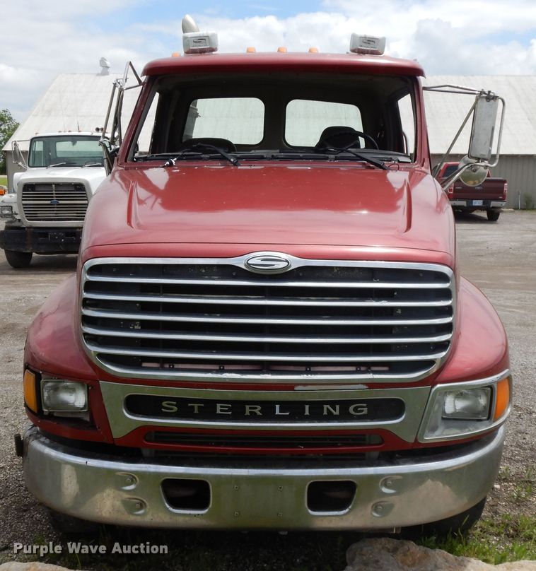 image for item DE5792 2002 Sterling L-Line  semi truck