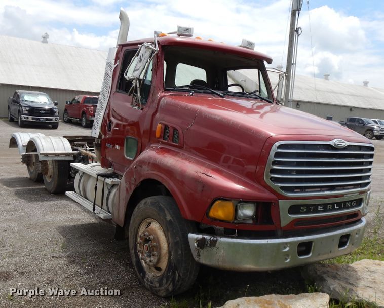 image for item DE5792 2002 Sterling L-Line  semi truck