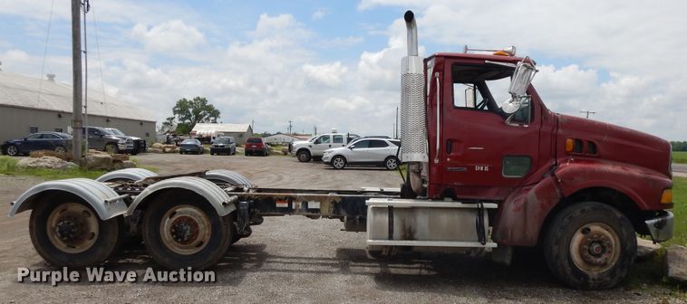 image for item DE5792 2002 Sterling L-Line  semi truck