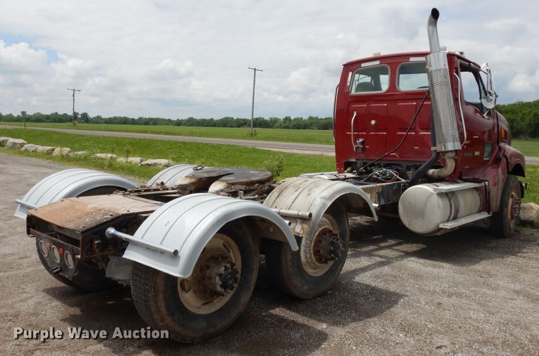 image for item DE5792 2002 Sterling L-Line  semi truck