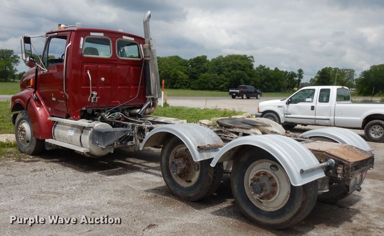 image for item DE5792 2002 Sterling L-Line  semi truck