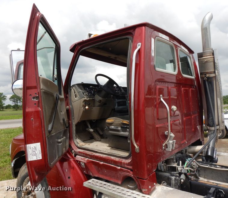 image for item DE5792 2002 Sterling L-Line  semi truck