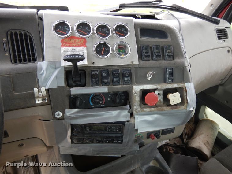 image for item DE5792 2002 Sterling L-Line  semi truck