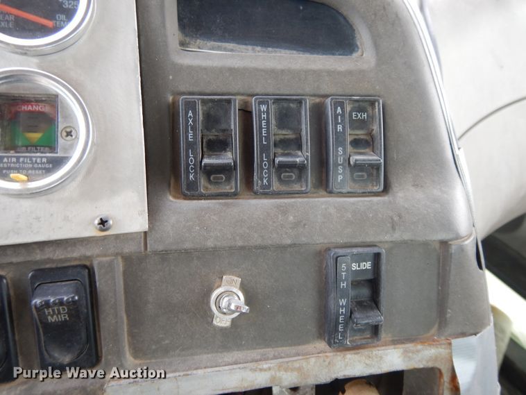 image for item DE5792 2002 Sterling L-Line  semi truck