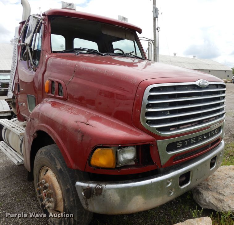 image for item DE5792 2002 Sterling L-Line  semi truck