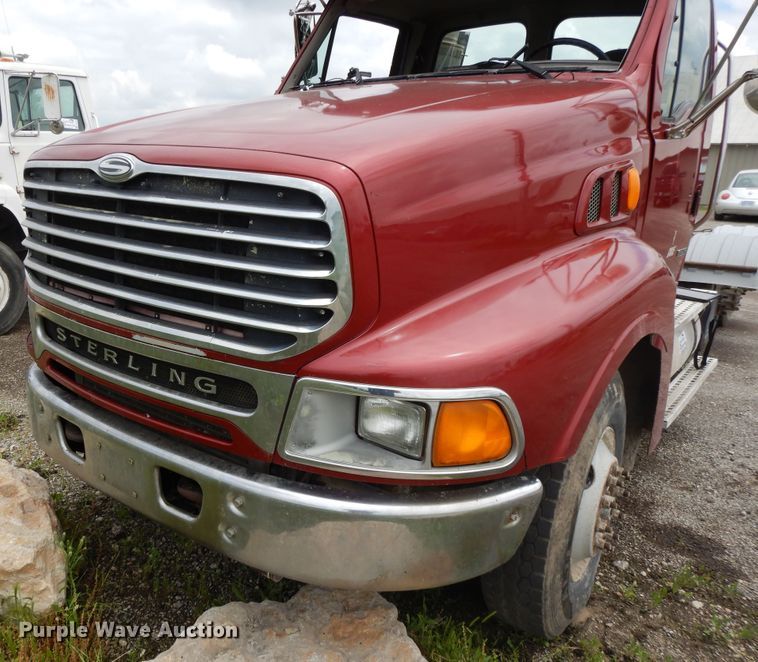 image for item DE5792 2002 Sterling L-Line  semi truck