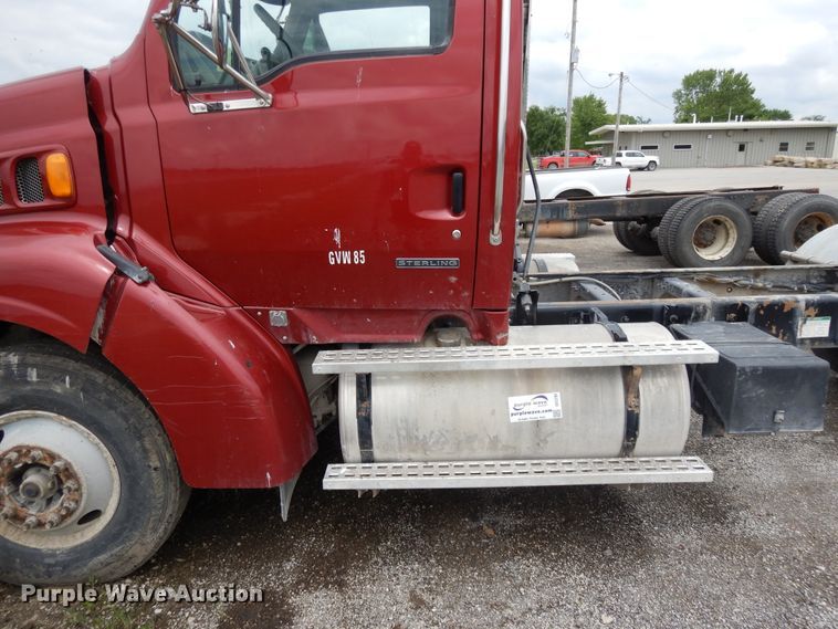 image for item DE5792 2002 Sterling L-Line  semi truck