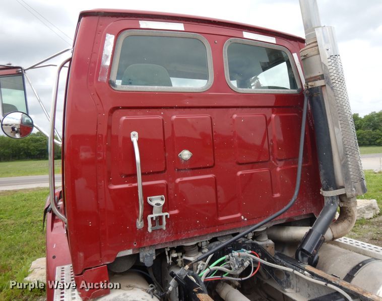 image for item DE5792 2002 Sterling L-Line  semi truck