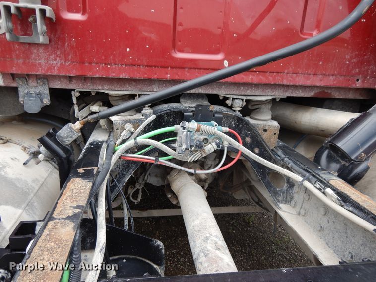 image for item DE5792 2002 Sterling L-Line  semi truck