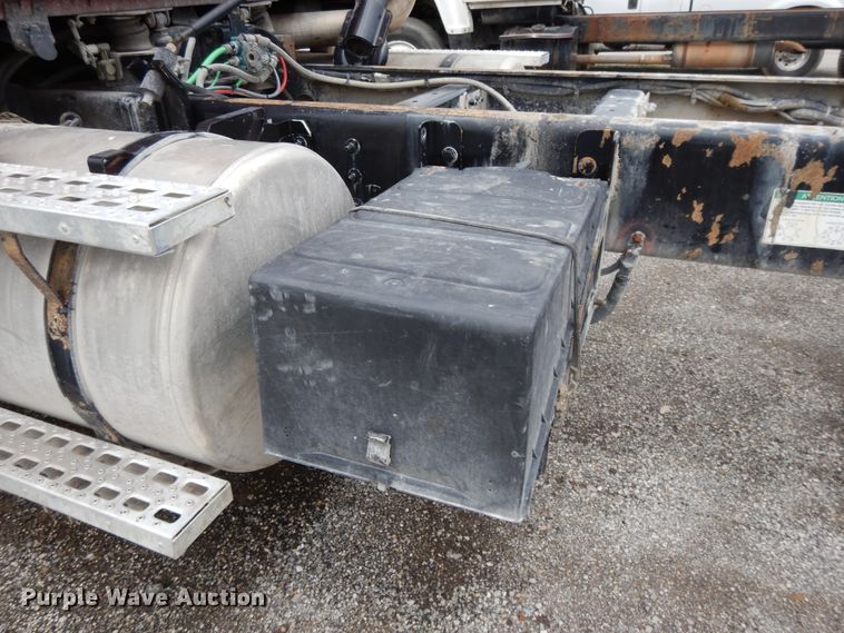 image for item DE5792 2002 Sterling L-Line  semi truck