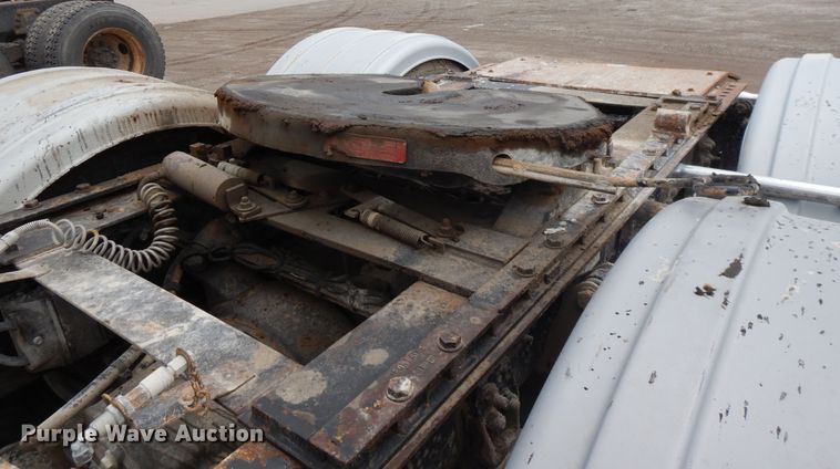 image for item DE5792 2002 Sterling L-Line  semi truck