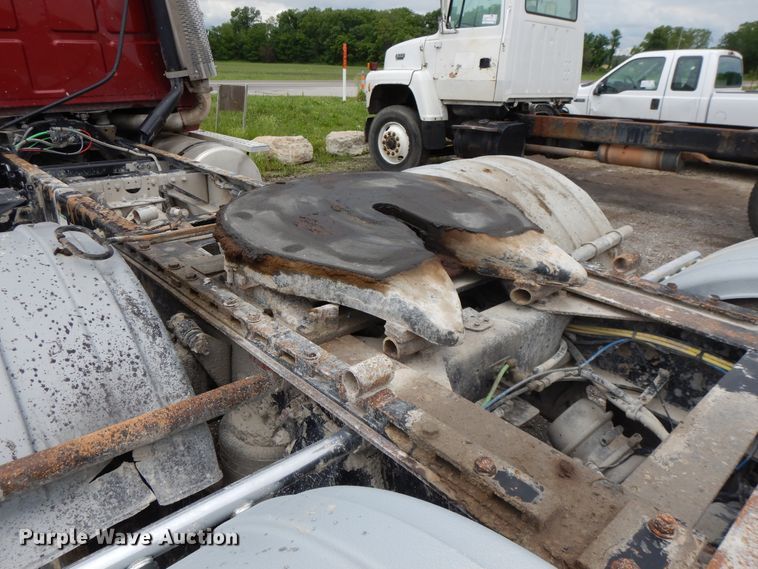 image for item DE5792 2002 Sterling L-Line  semi truck