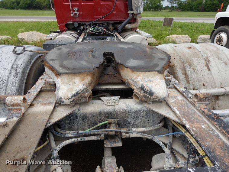 image for item DE5792 2002 Sterling L-Line  semi truck