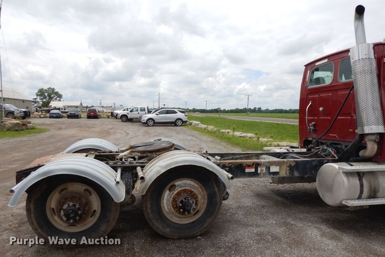 image for item DE5792 2002 Sterling L-Line  semi truck