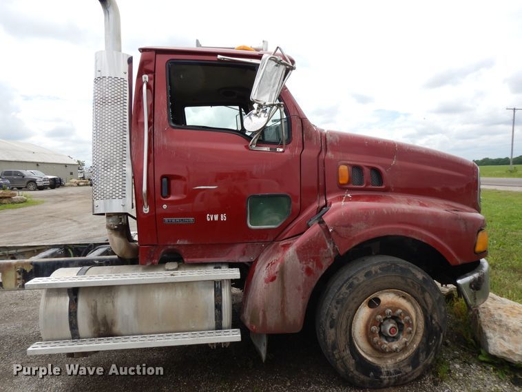 image for item DE5792 2002 Sterling L-Line  semi truck