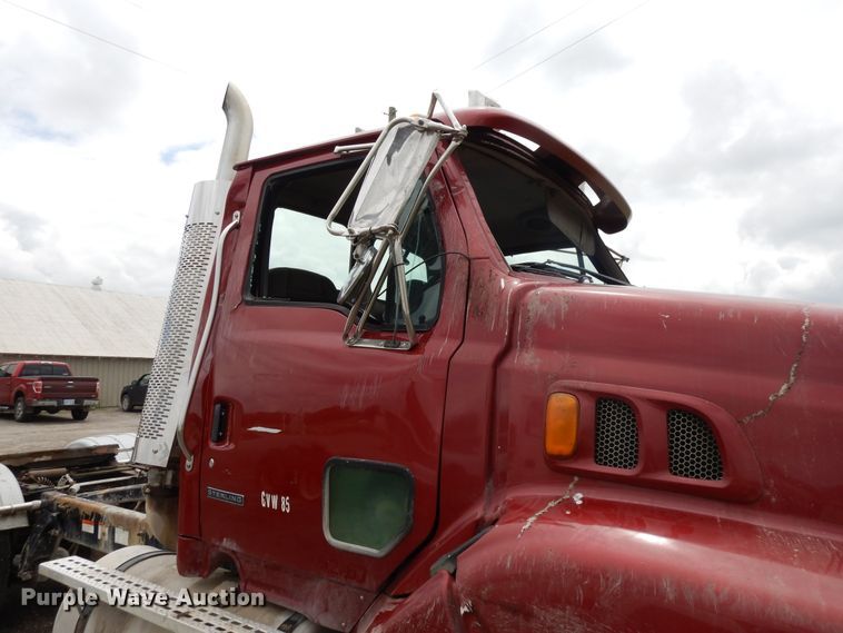 image for item DE5792 2002 Sterling L-Line  semi truck