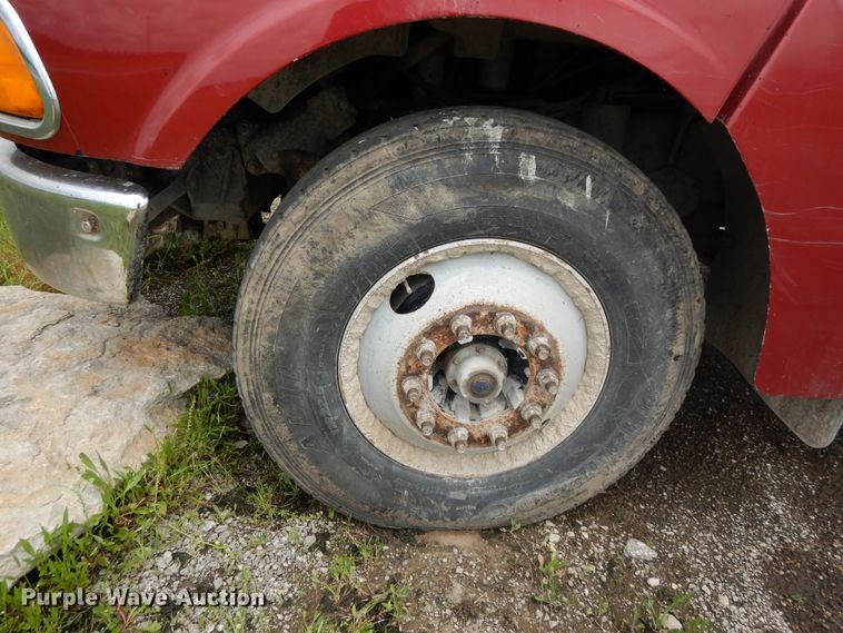 image for item DE5792 2002 Sterling L-Line  semi truck